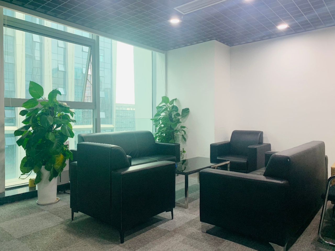 高新区世纪城绿地之窗高品质办公室 139平精装带家具