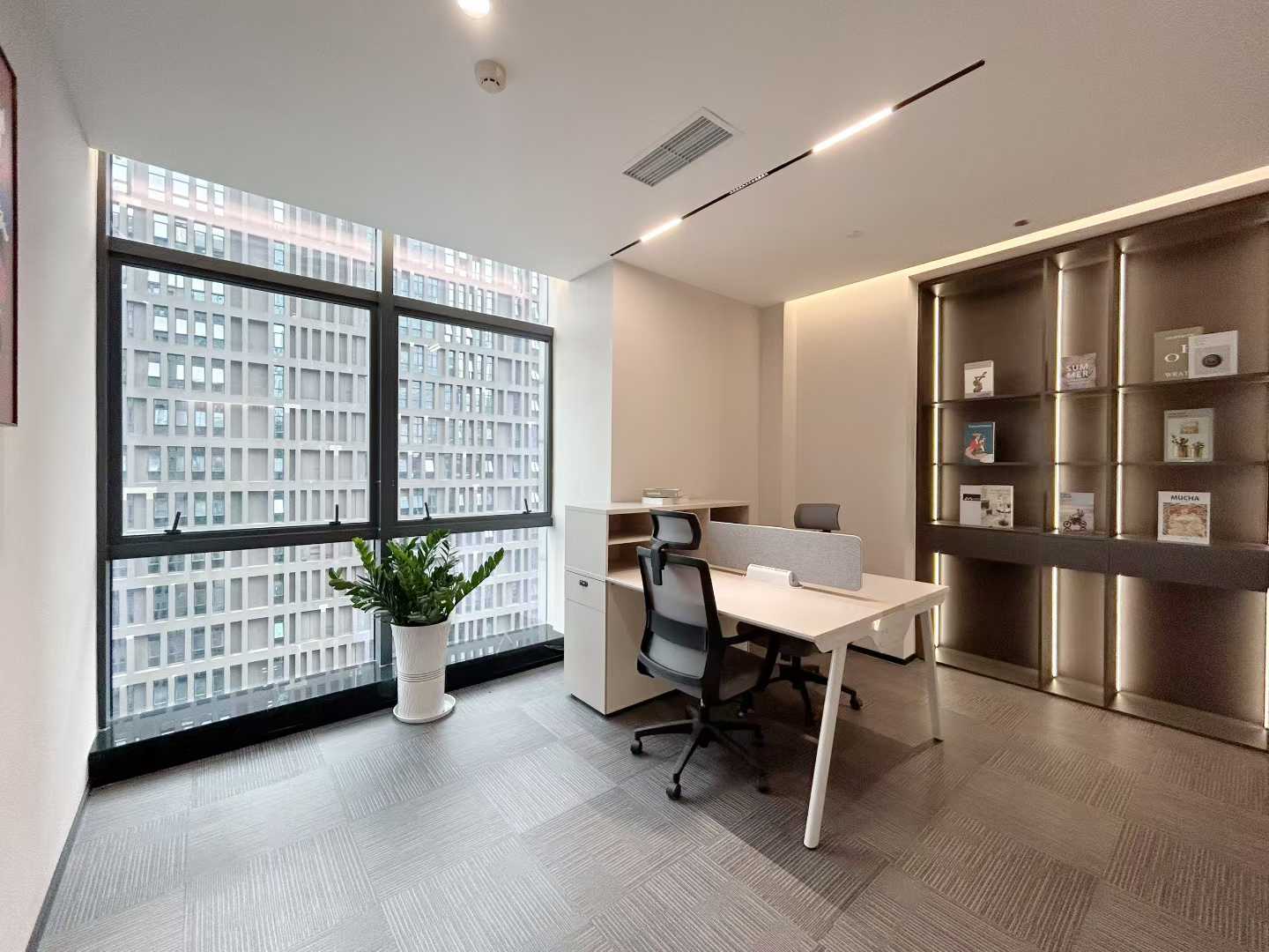 航兴国际楼栋天花板装修 332平 4隔间2储物29工位带前台 报价75元 价格可聊 写字楼出租