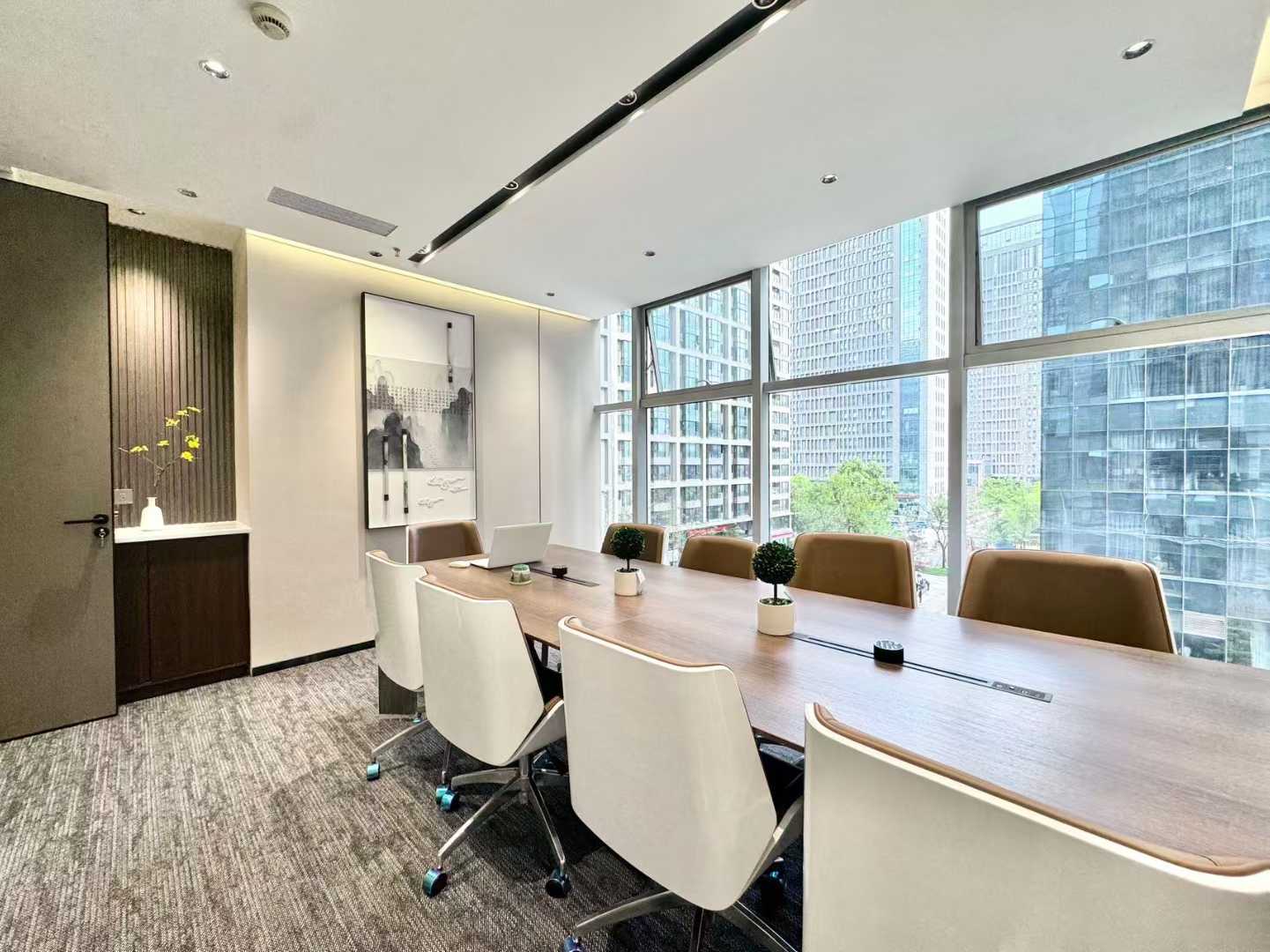 天府三街近地铁 低区大落地玻璃窗 电梯口 套租 5隔间28工位 精装带家具 装修新颖 香年广场办公室出租