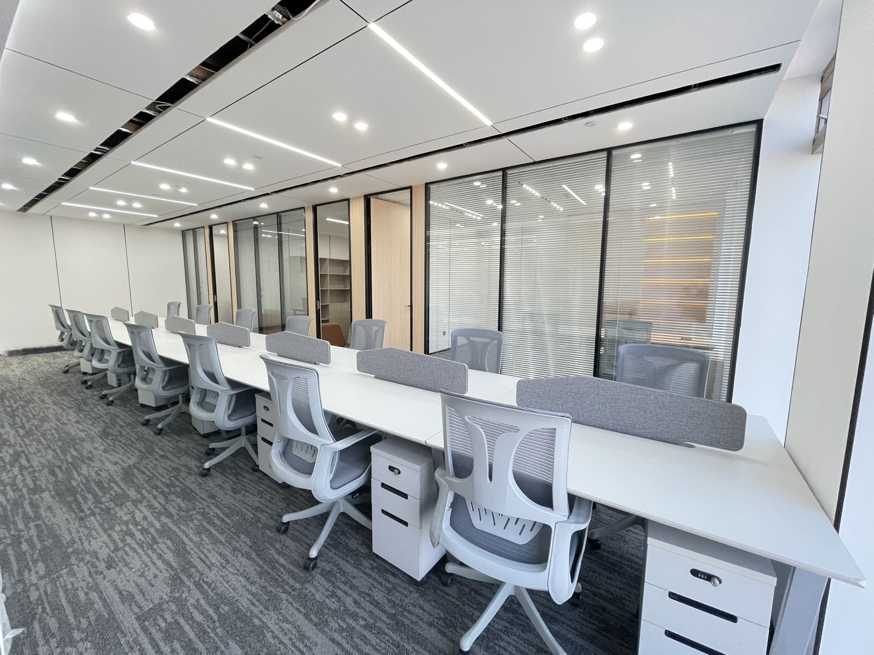 1号线世纪城地铁400米 160平方 4隔间14工位 精装带家具 工区24小时 户型方正 首东置业办公室出租