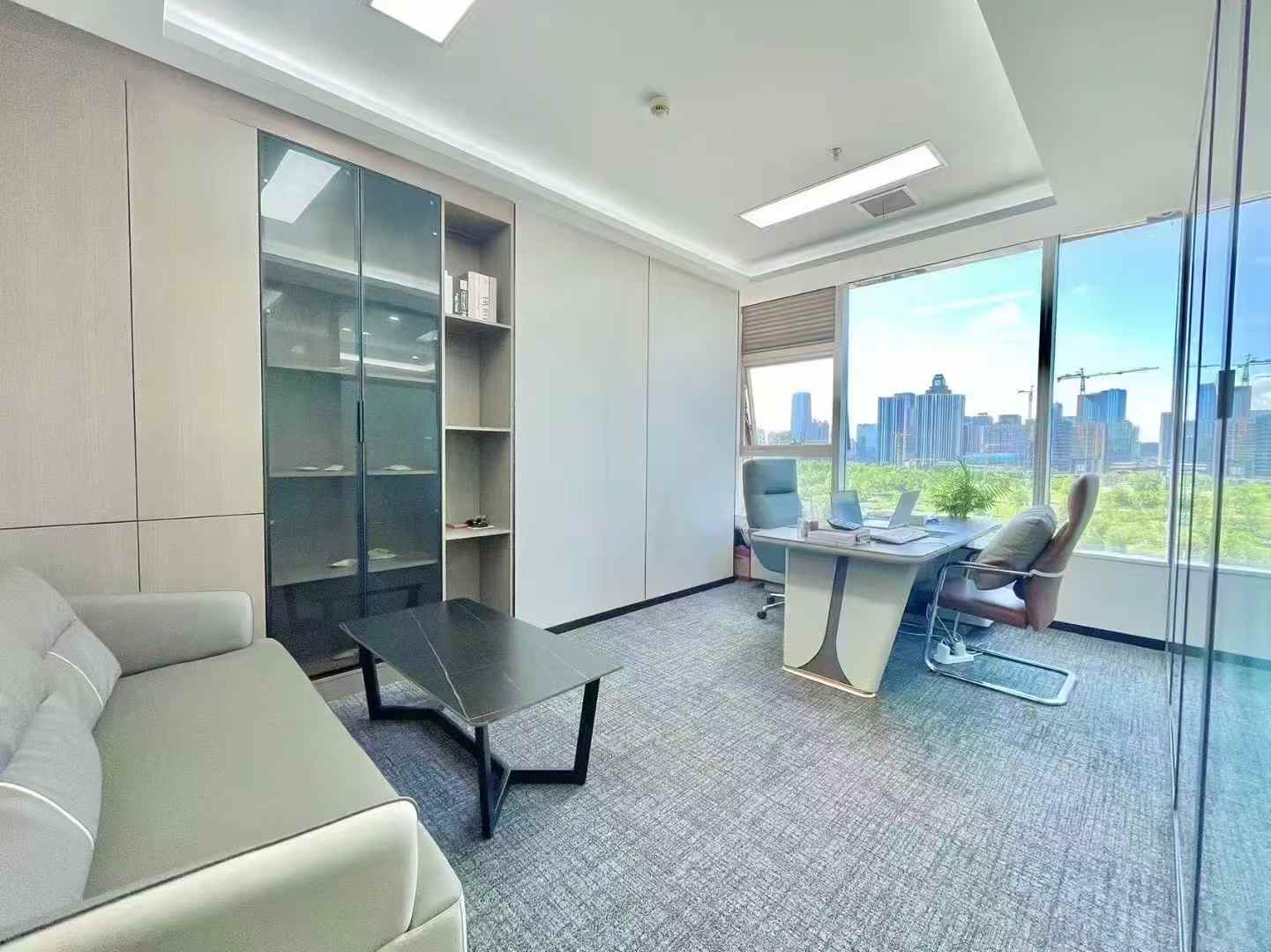 环球中心南区朝外精装4隔间16工位 三个大隔间 电梯厅旁边 采光视野安逸 大气老板间 环球中心办公室出租