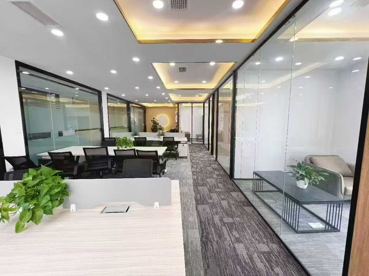 成华区东三环外侧一点 8号线龙潭寺地铁口 服务面积240平 4隔间18工位 24小时空调 博汇大厦办公室出租