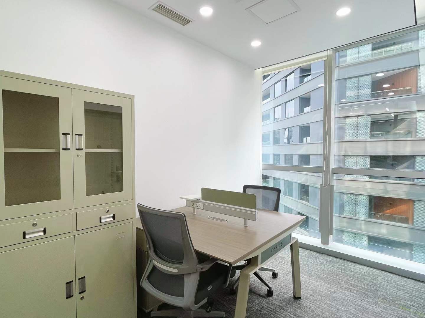 金融城誉峰国际M3电梯口小户型 3隔间16工位 24小时候空调 工作时间灵活 昭示性好 誉峰国际办公室出租