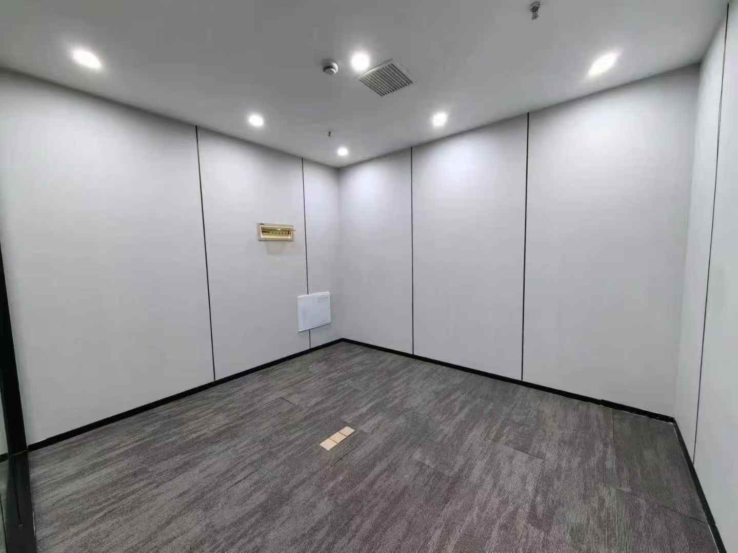 天府三街甲级178平 3隔间20工位 落地窗 户型方简约大方 报价含物业费 香年广场办公室出租