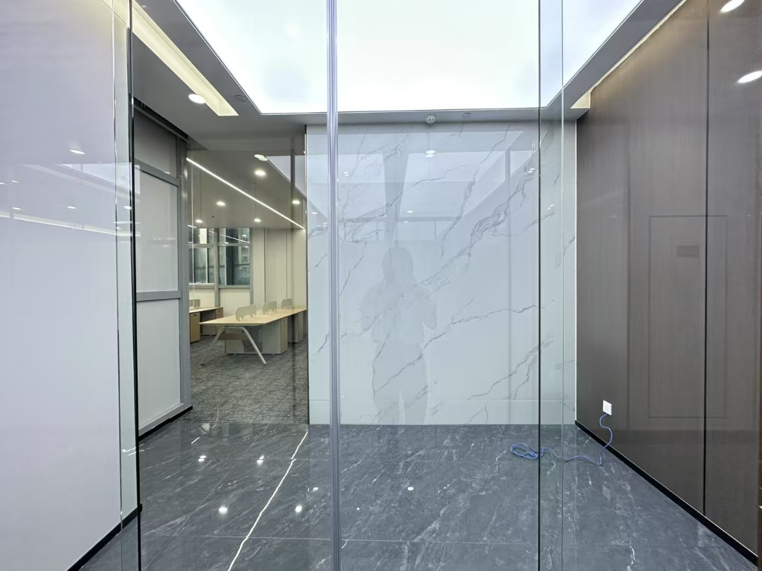 高新区孵化园地铁口小面积阳光房 137平 3隔间12工位 24小时空调含能耗费 带家具 嘉润国金中心办公室出租