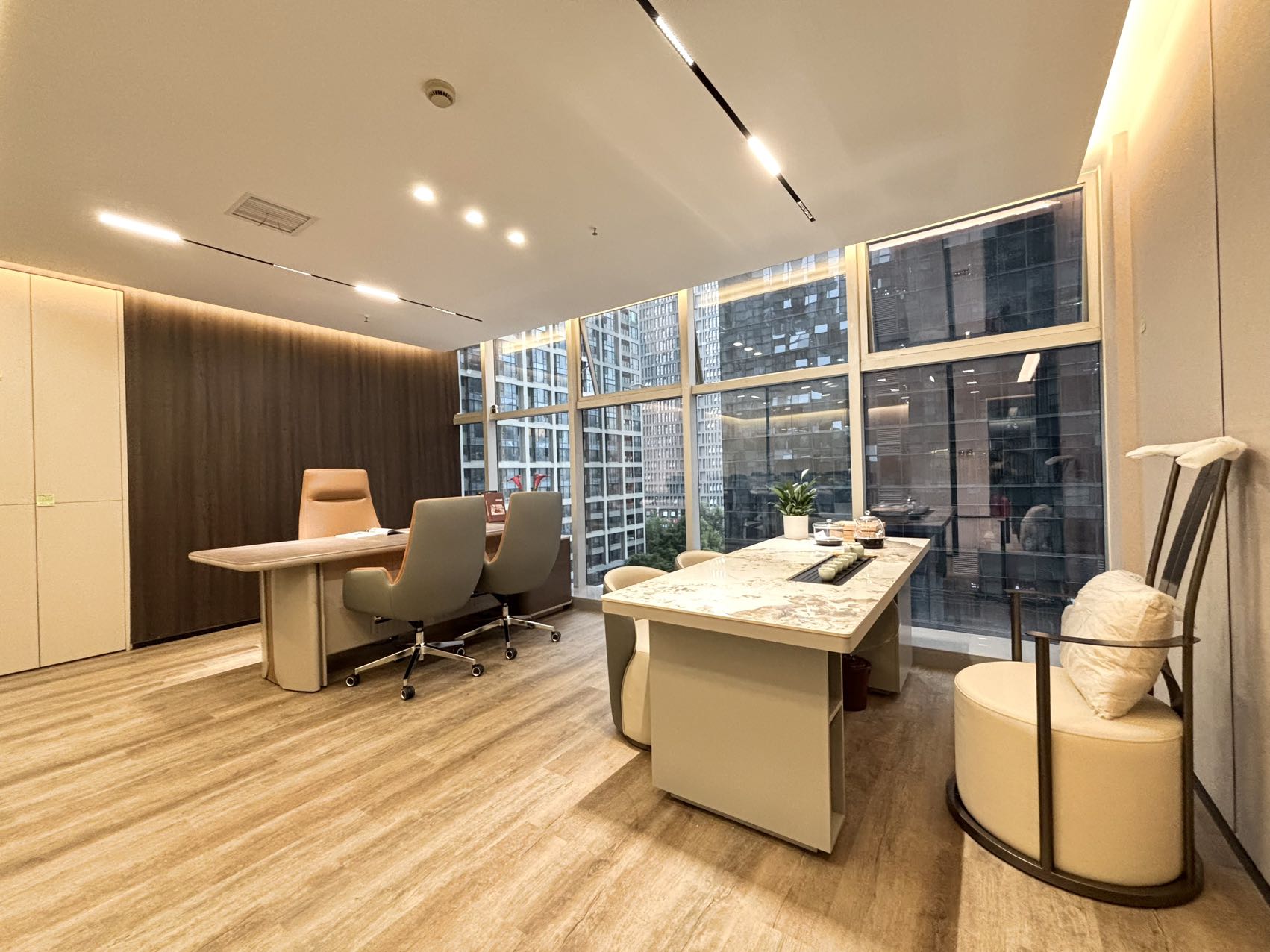 天府三街甲级精装电梯口房源 183平方 3隔间16工位 户型方正 接待装修风格 香年广场办公室出租