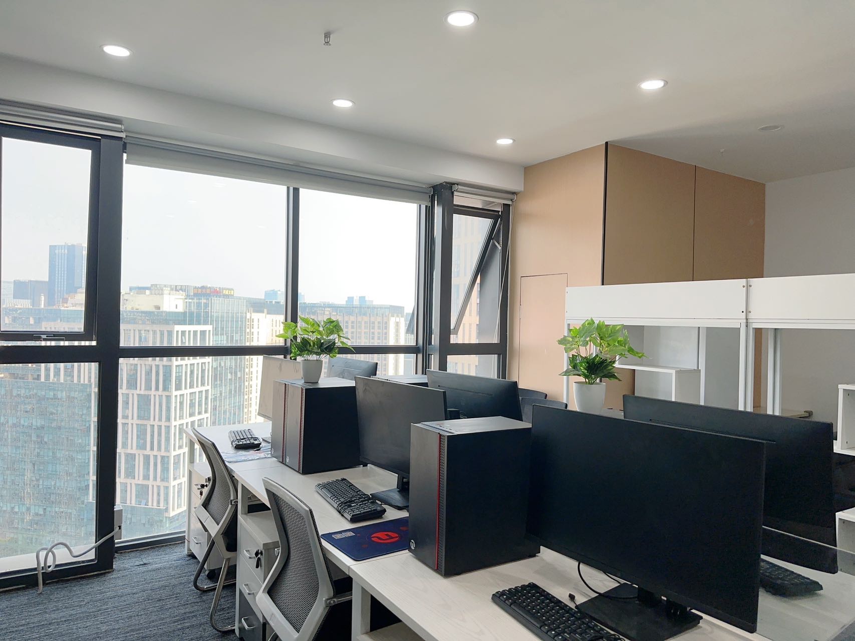 天府一街精装小户型 按套出租 2隔间12工位 7000含物业费 24小时空调 报价含物业费 大气前台 智地哥谭办公室出租