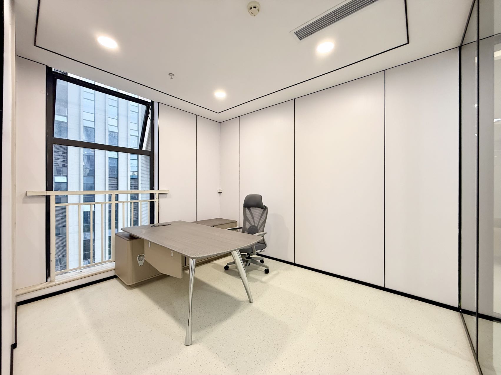 三色路 6号线金石路跌口 精装现房 396平方 6隔间36工位 动静分区 24小时空调自控 含家具可调 中鼎国际办公室出租