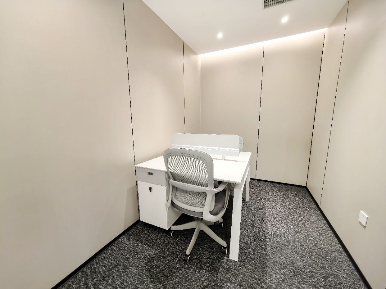 天府三街甲级楼盘稀缺小面积 2隔间12工位 特价7888元含物业费出租 带家具 香年广场办公室出租