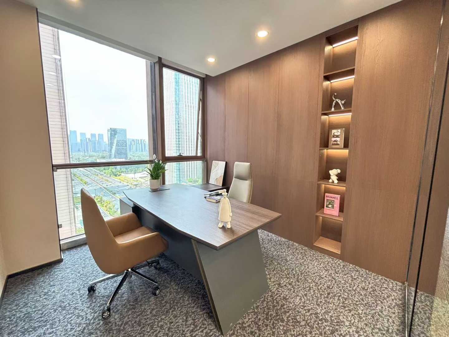 高新区世纪城地铁口甲级楼盘 391平方 5隔间50工位 双面采光 视野采光非常巴适 天祥广场办公室出租