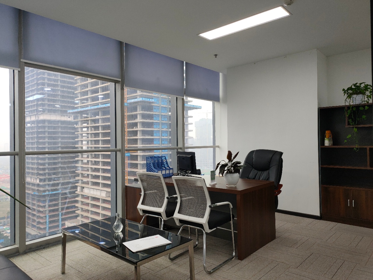 地铁口精装办公室甲级楼盘中交国际中心206平3隔间29工位朝东家具可按需求配比