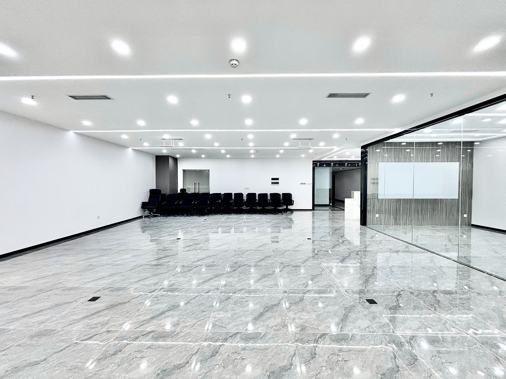 1号线高新地铁四五百米 265平方 4隔间36工位 大落地窗 含物业费 近电梯口 方正 中航城市广场办公室出租