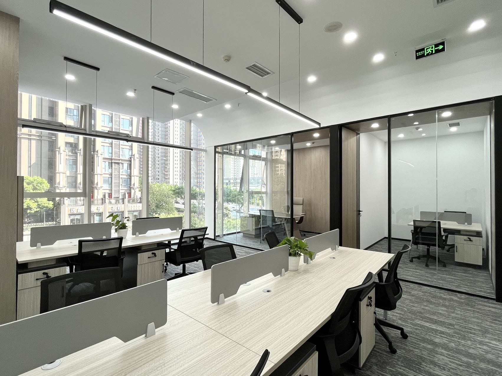 攀成钢精装小面积 按套出租 3隔间12工位 报价含物业费 24小时空调 落地窗 天廊T66办公室出租