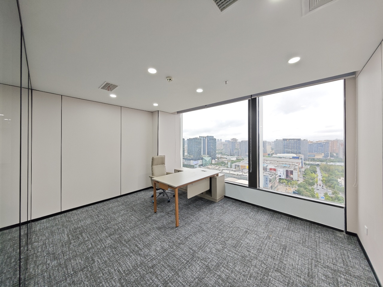 火车南站附近 电梯口精装拎包入住户型 396平 6隔间37工位 大老板间 安格斯国际办公室出租