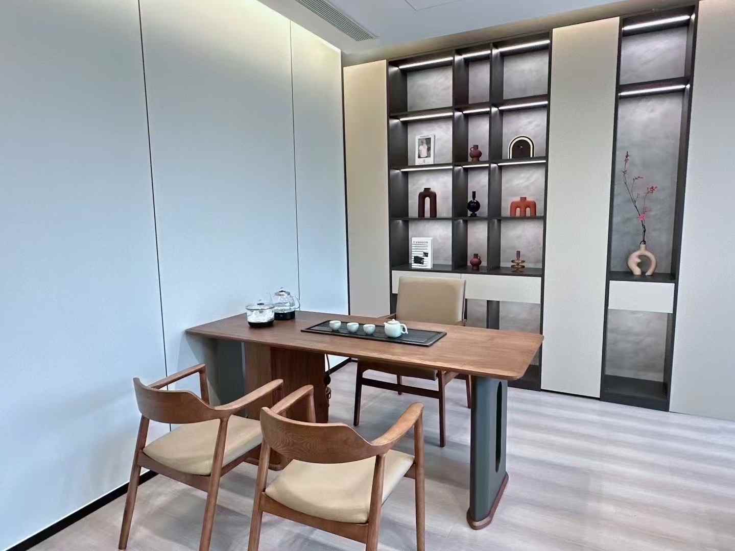 高新孵化园三地铁线交汇 交通位置非常方便 按套出租 6隔间18工位 户型方正  含物业费 奥克斯办公室出租