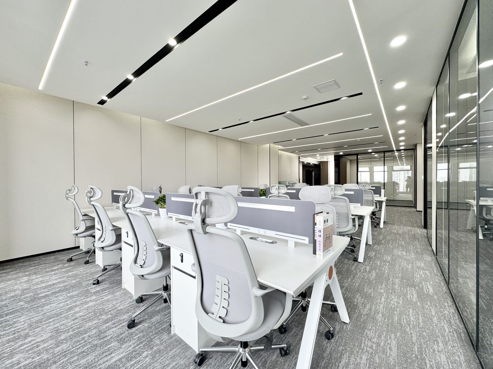 三街地铁上盖 24小时空调随时开 带共享会议室等配套 280平方 4隔间31工位 整层打造 新希望国际办公室出租