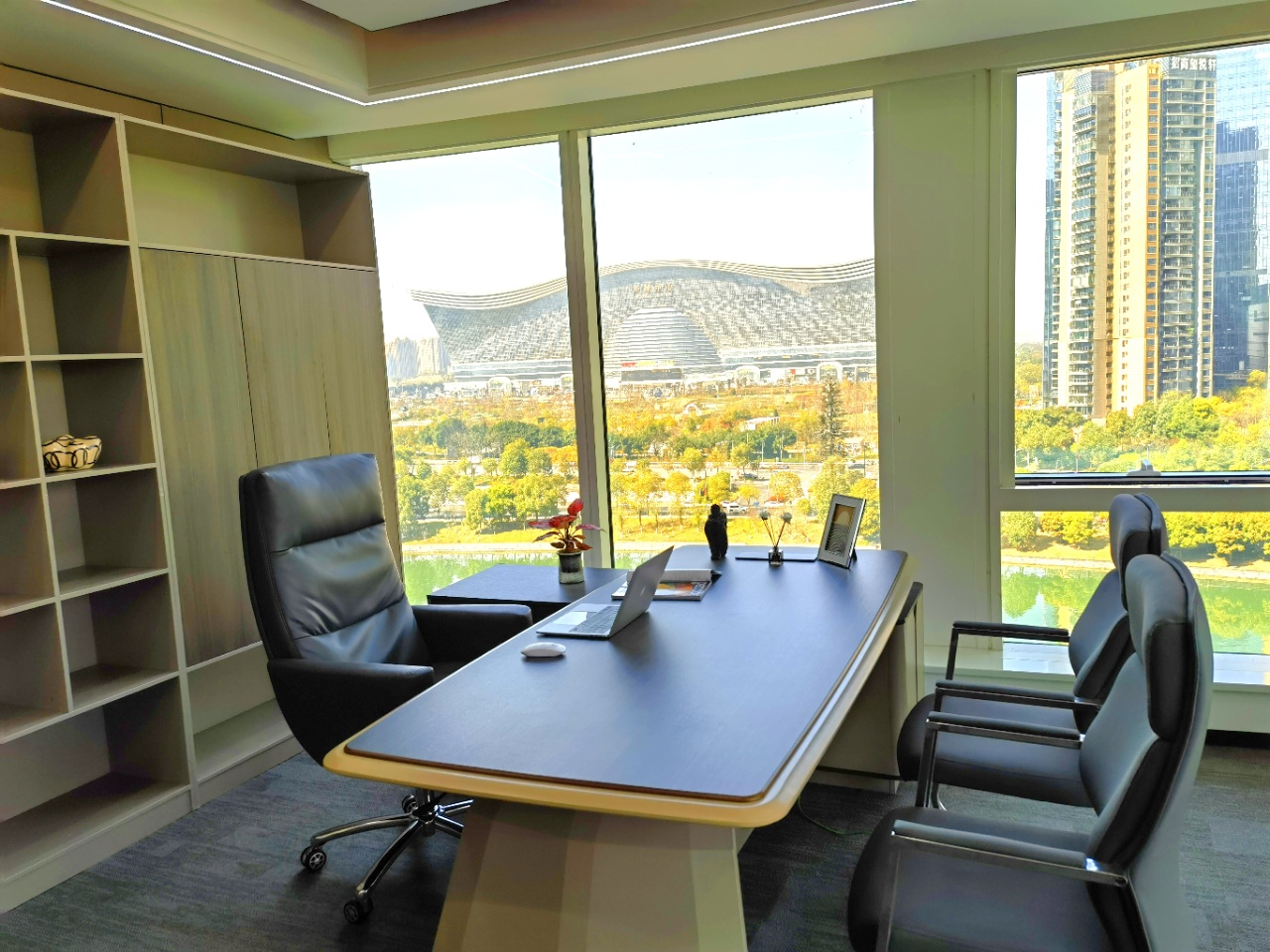 9号线芯岛地铁几百米 双面采光看江景 291平 6隔间24工位 无加时费 一梯一户静谧安逸  复地金融岛办公室出租