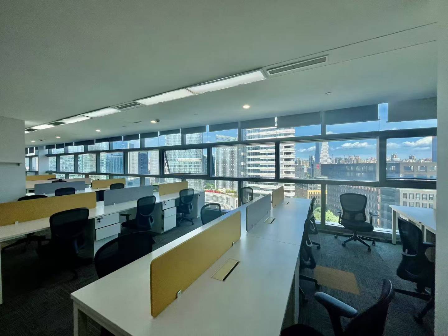 阿里中心现房出租大面积出租 1000平 10隔间90工位 采光面大 适合员工多的企业  开发商自持大小面积均有