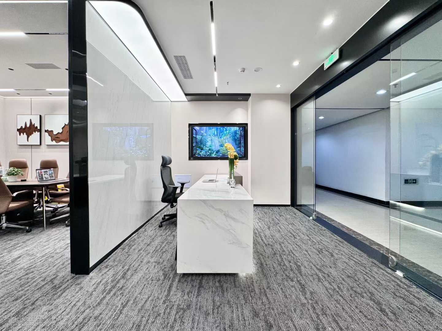 1号线高新地铁三四百米 4隔间30工位 精装带家具 轻奢风 全落地窗玻璃 中航城市广场办公室出租