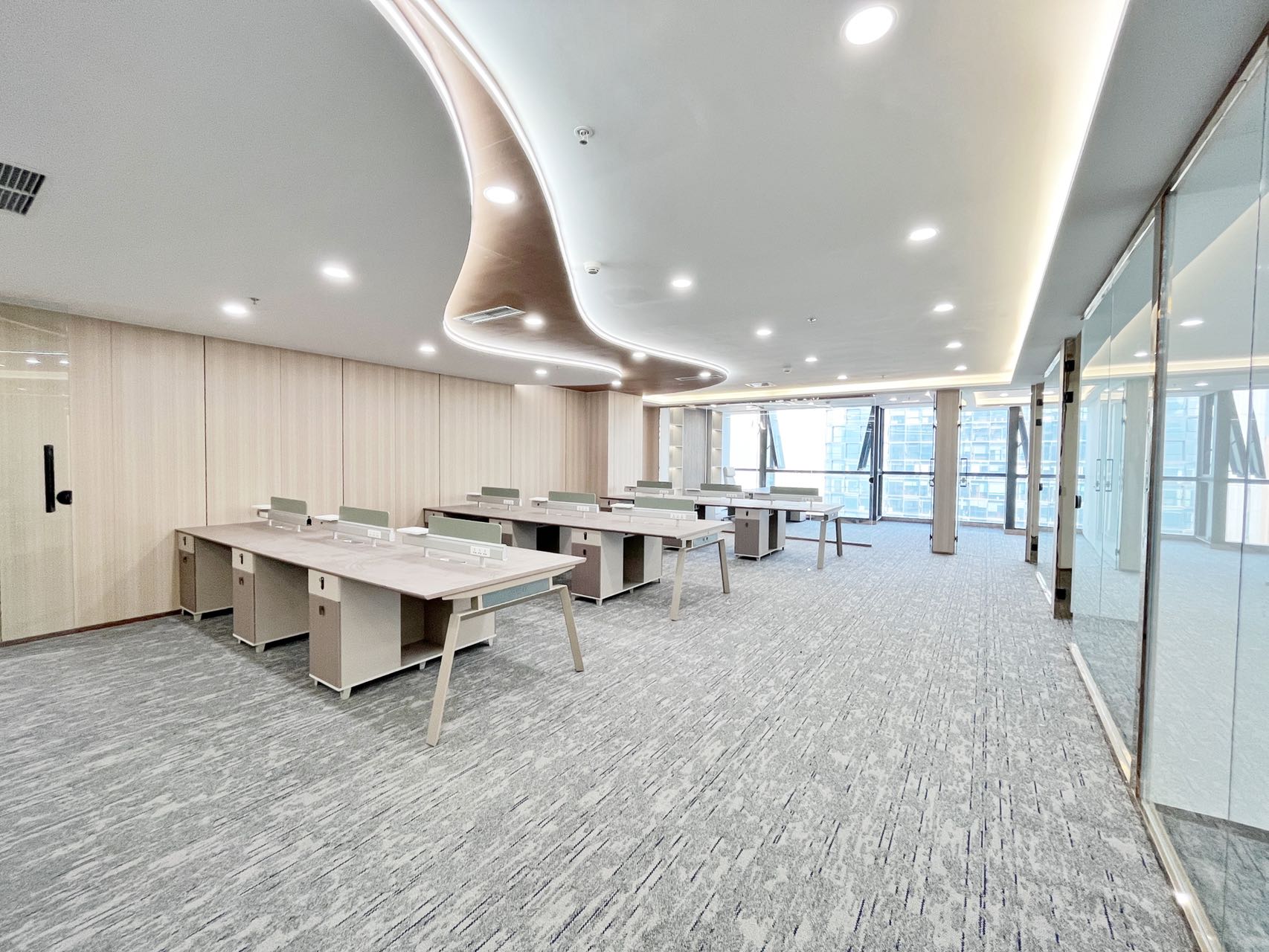 高新地铁附近 电梯口户型高区视野 服务面积312平 6隔间24工位 无加时费 精装带家具 茂业中心办公室出租