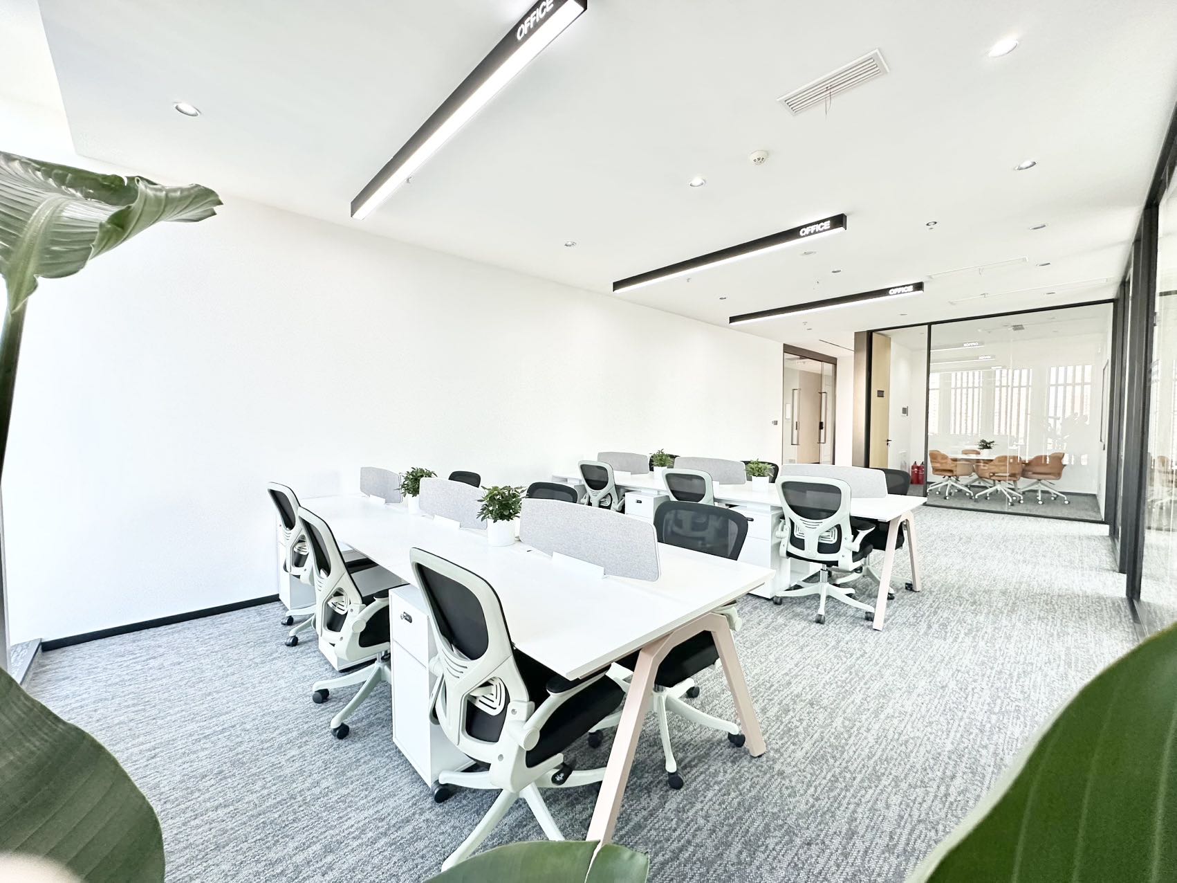 市中心17号线西大街站400米左右 195平 4隔间18工位户型方正 带共享配置 新见兴通锦中心办公室出租