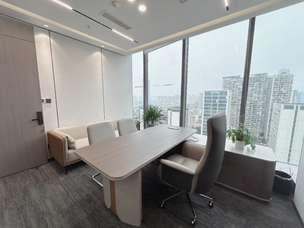 锦江区攀成钢区域 交通位置巴适 4隔间18工位 户型方正 视野巴适 汇信财富中心办公室出租