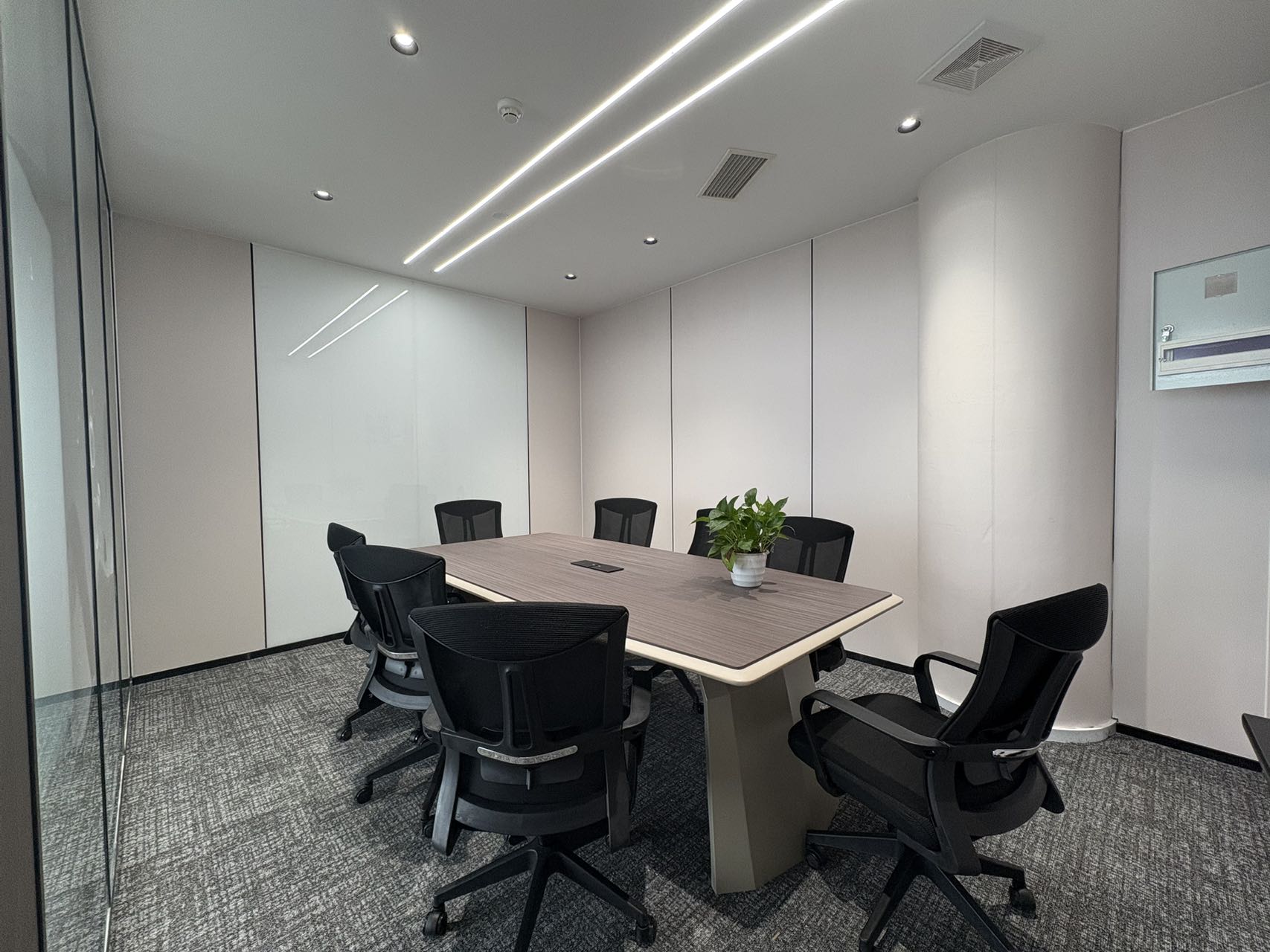 杉板桥/东郊记忆甲级楼盘 211平方3隔间18工位 落地大窗 采光视野非常安逸 精装带家具 多弗国际办公室出租