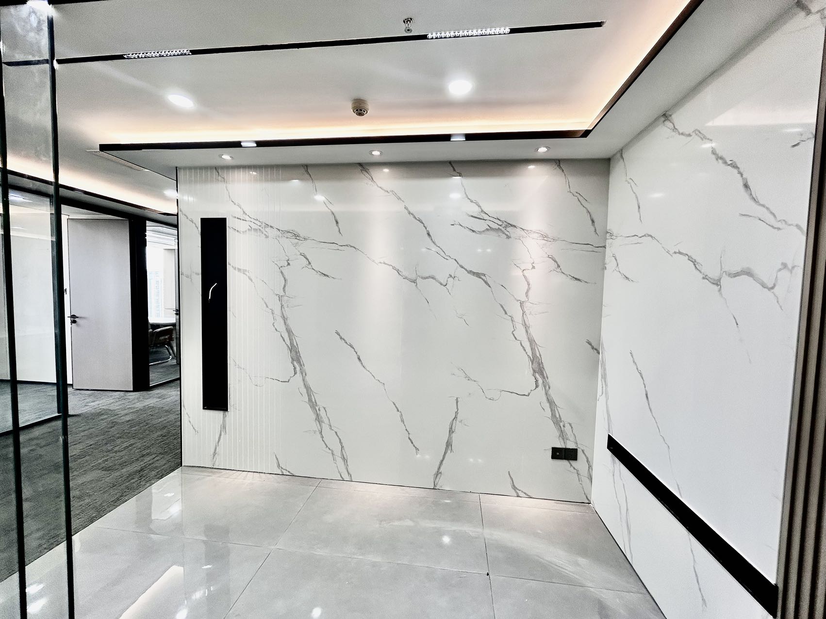 市中心东门大桥地铁口 按套出租 2隔间14工位 精装带家具 户型方正 东方广场办公室出租|锦江区写字楼|锦江区办公室|租小团