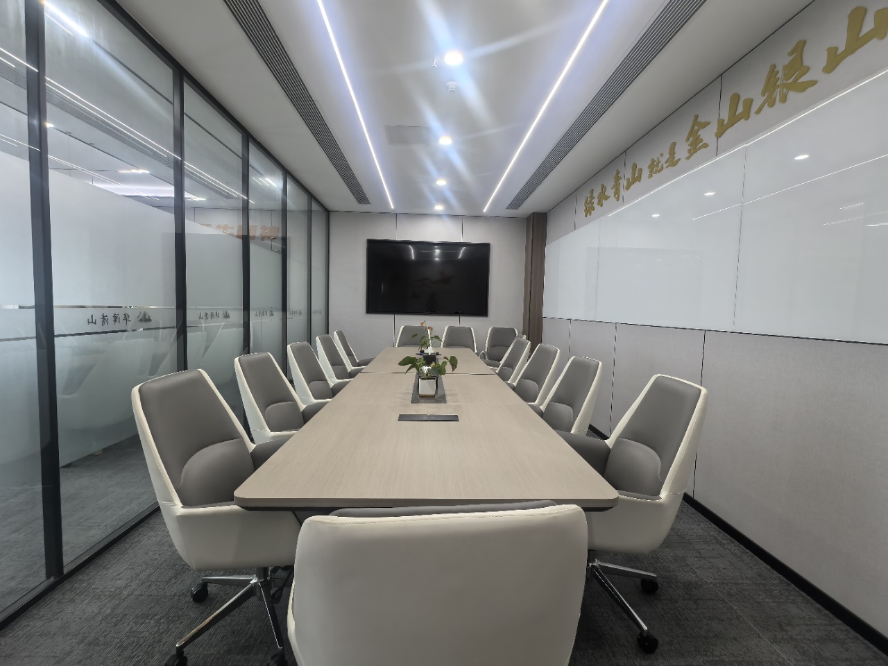 市中心北一环内测 甲级楼盘 463.5平 8隔间12工位 24小时空调 交通方便 整体打造环境好 北成8号办公室出租