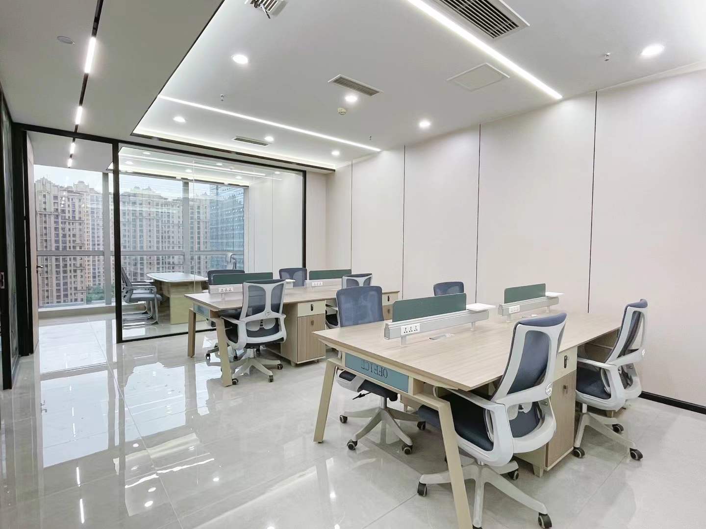 金融城稀缺小户型 24小时空调 正朝南 按套出租 报价含物业费 3隔间12工位 干净透亮 誉峰M3办公室出租