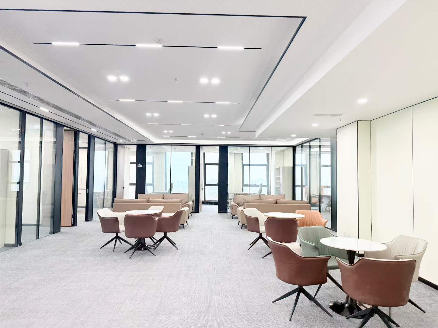 紧邻金牛万达 552平 8隔间40工位 高区电梯口 户型方正 通透 视野巴适 接待办公都可 北成8号办公室是出租