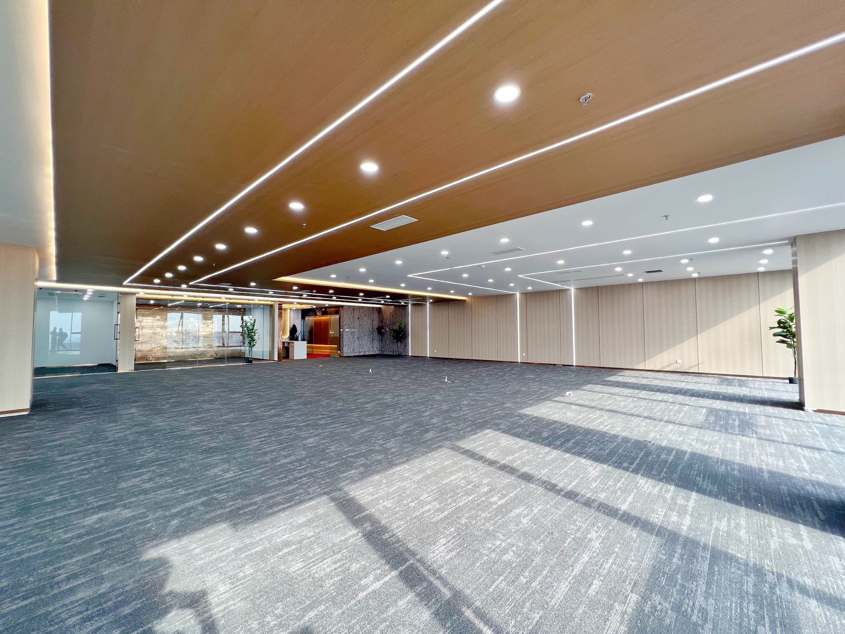 高新区高新地铁口茂业中心640平精装办公室  带家具 户型方正 采光通透