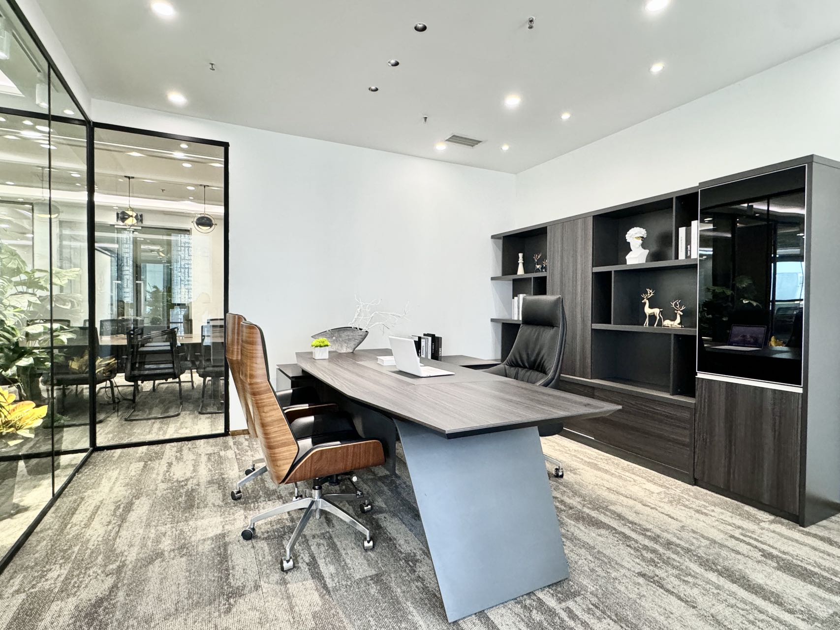 天府二街精选户型 5隔间29工位有接待休息区 双面采光 视野巴适 带家具 蜀都中心办公室出租