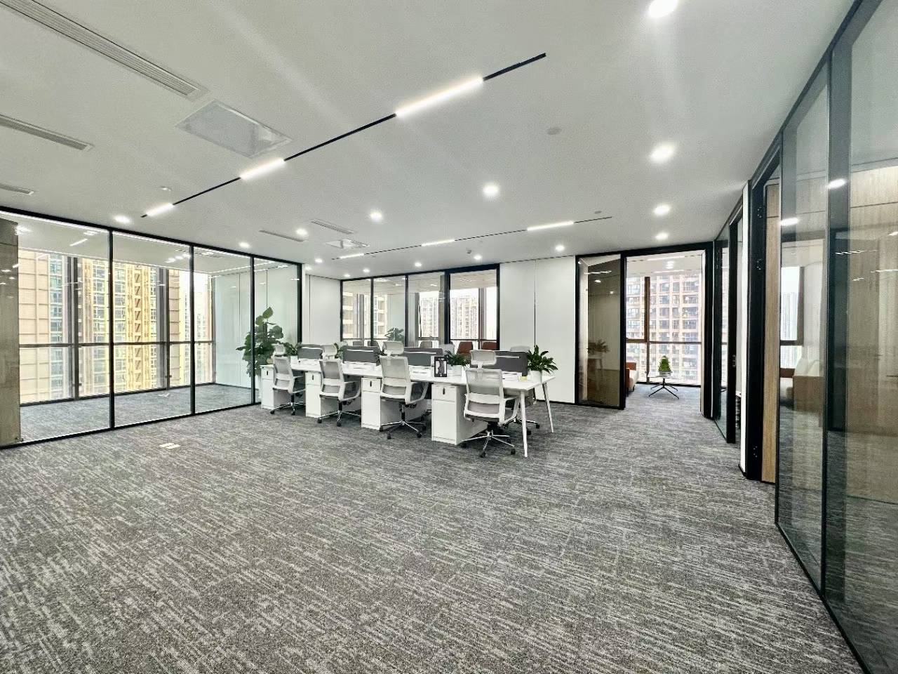 世纪城甲级地铁口楼盘 交通方便 279平方 5隔间16工位 户型方正 双面采光 东方希望天祥办公室出租