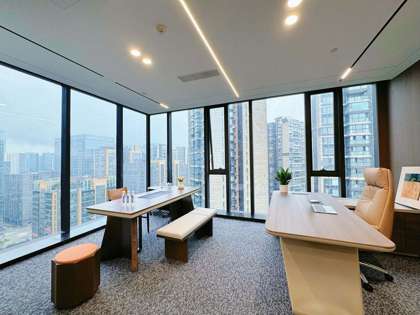 高新区市一医院地铁口 品质楼盘 289平方 4隔间24工位 品质装修 周边配套齐全 仁和春天国际办公室出租