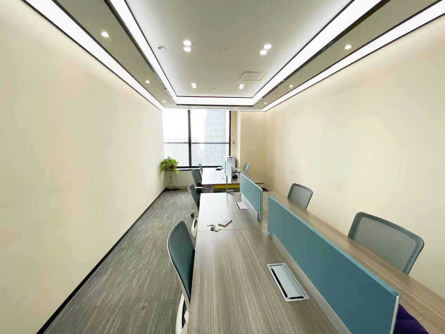 中国华商金融中心4隔间24工位艺术精装带家具高区视野超甲