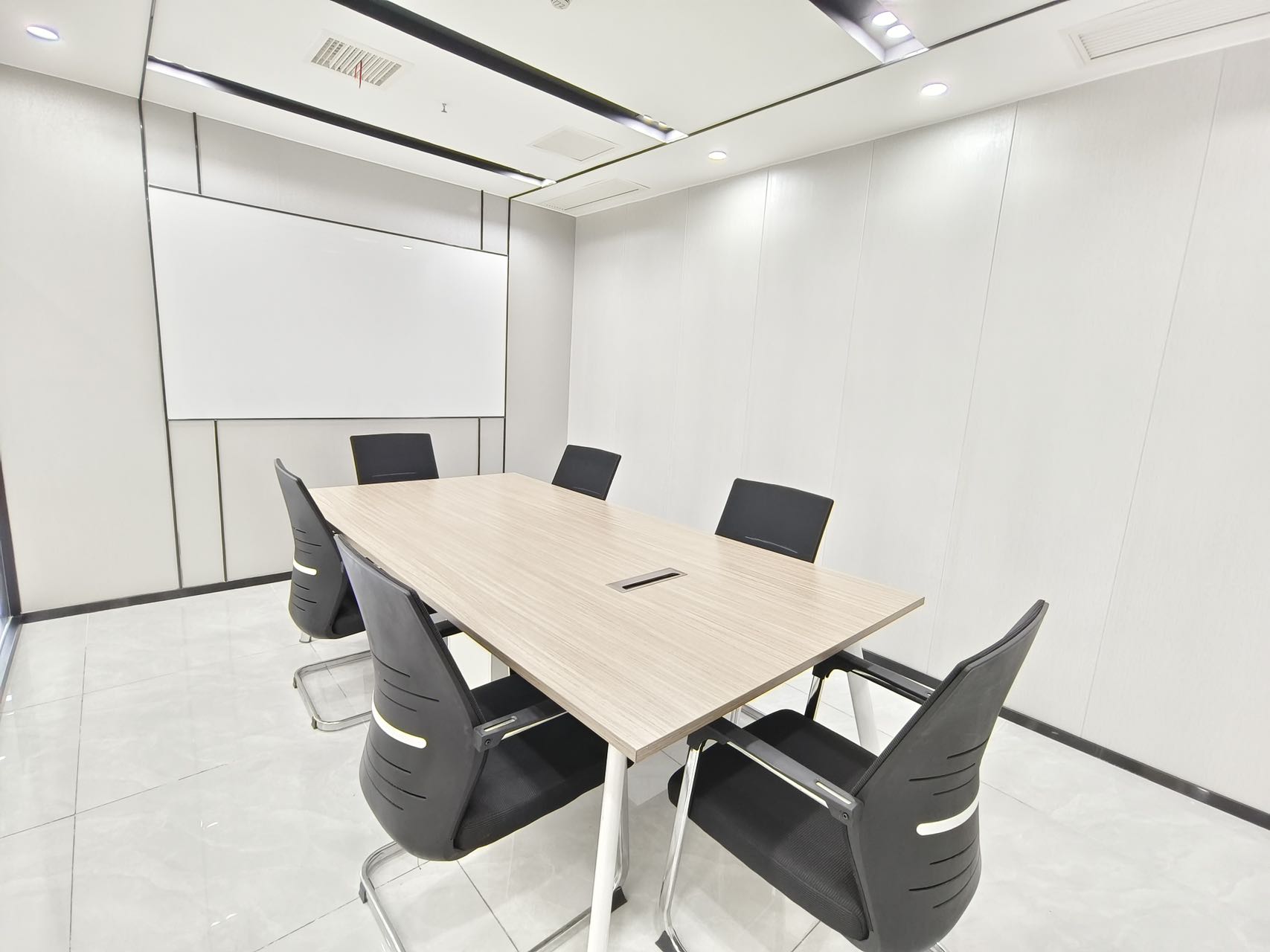 武侯区太平园地铁口 155平方 4隔间18工位带前台 无加时费 交通方便 下一站都市办公室出租