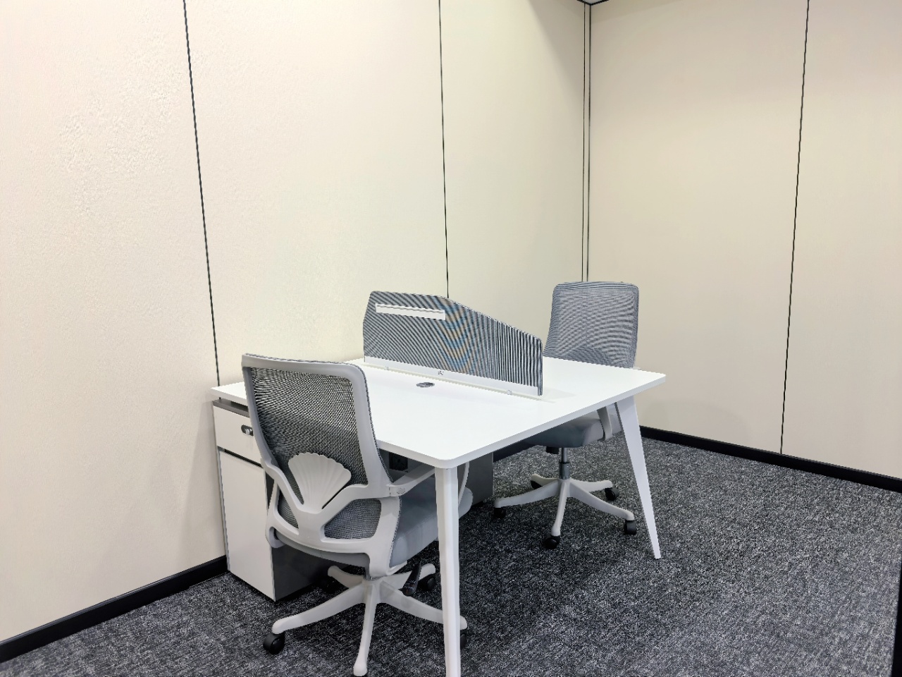 高新区超甲品质楼盘 24小时空调 电梯口户型 307平 5隔间20工位 单价85元/平/月 节能大厦办公室出租