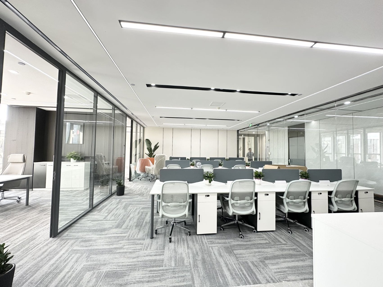 9号线芯岛地铁小几百米 甲写楼盘 345平方 4隔间24工位 高区视野巴适 户型方正 带家具 嘉煜金融科技中心办公室出租