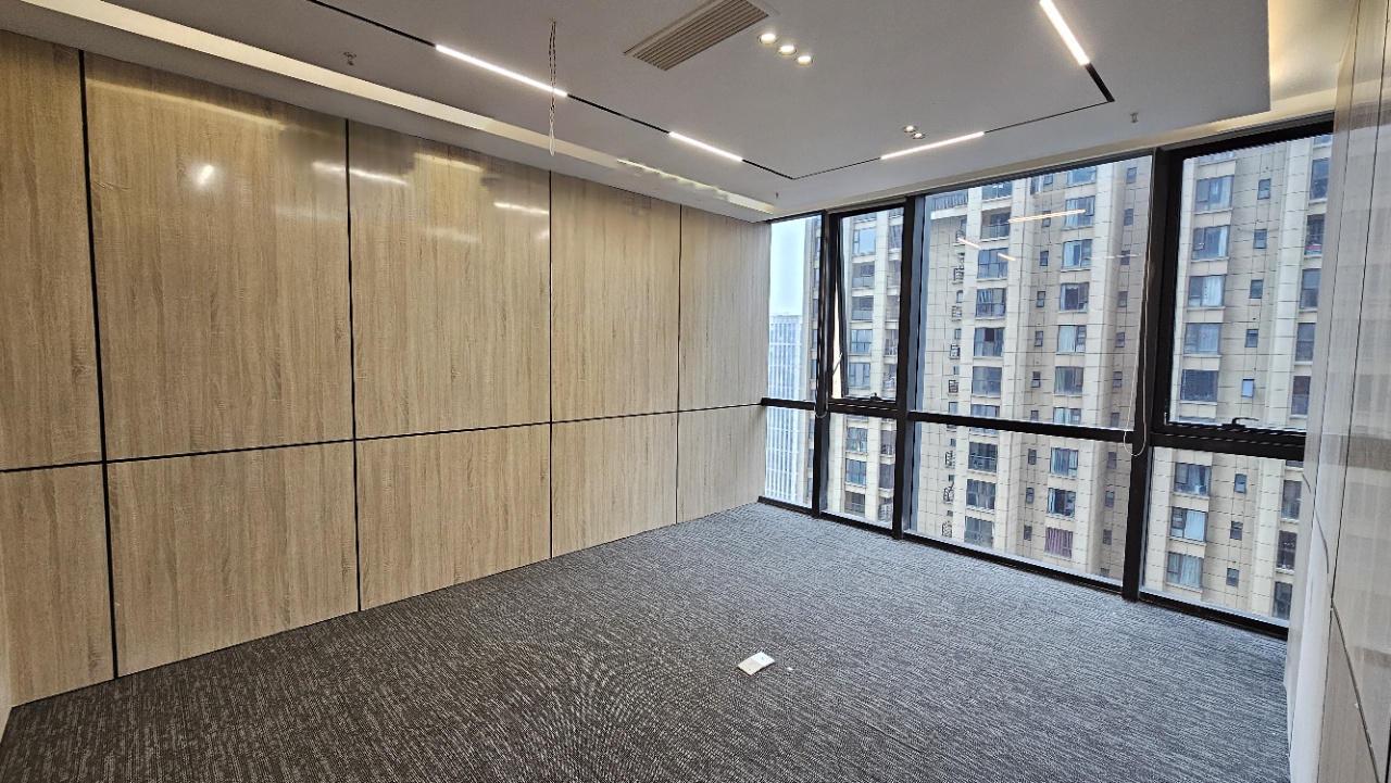 高新区孵化园推荐楼盘 269平双面采光 报价含税 西南朝向 交通生活便利 楚峰国际办公室出租