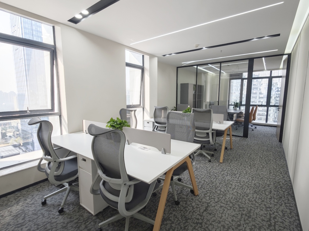 天府三四街创业小面积 1隔间8工位 按套出租 4800含物业费 带家具 双面采光 航兴国际办公室出租