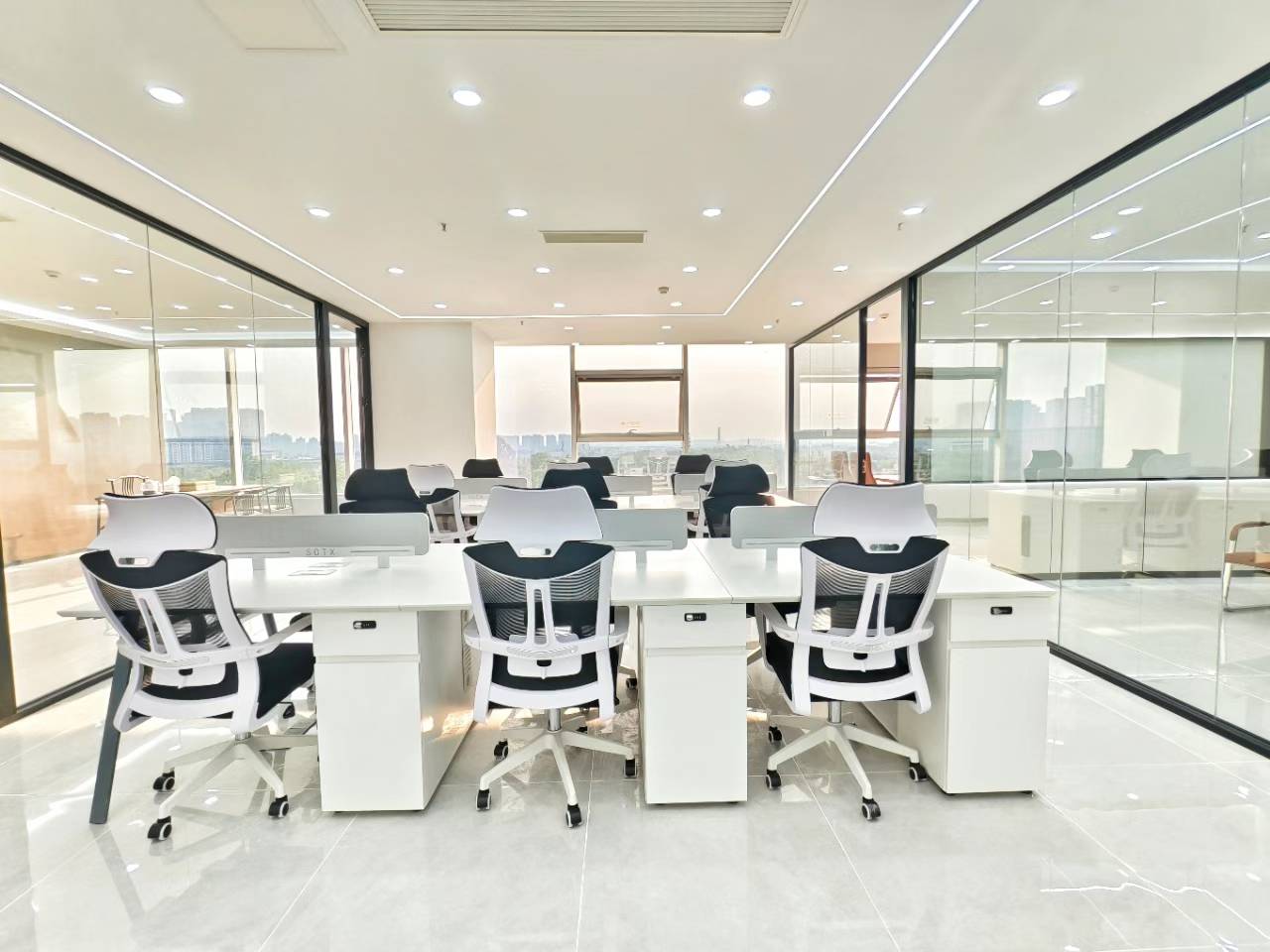 环球中心西区朝外看桂溪公园 240平 5隔间18工位 采光视野巴适 含物业费 环球中心办公室出租