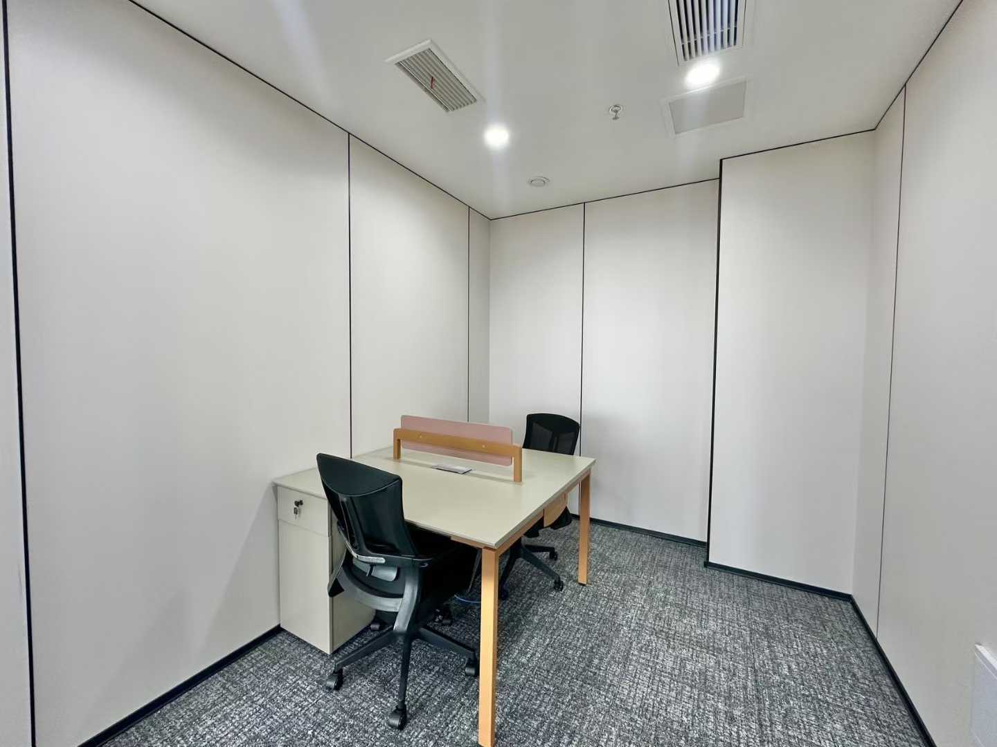 火车南站甲级新装修户型 3隔间1会议室23工位 双面采光 特价含物业费出租 安格斯国际办公室出租