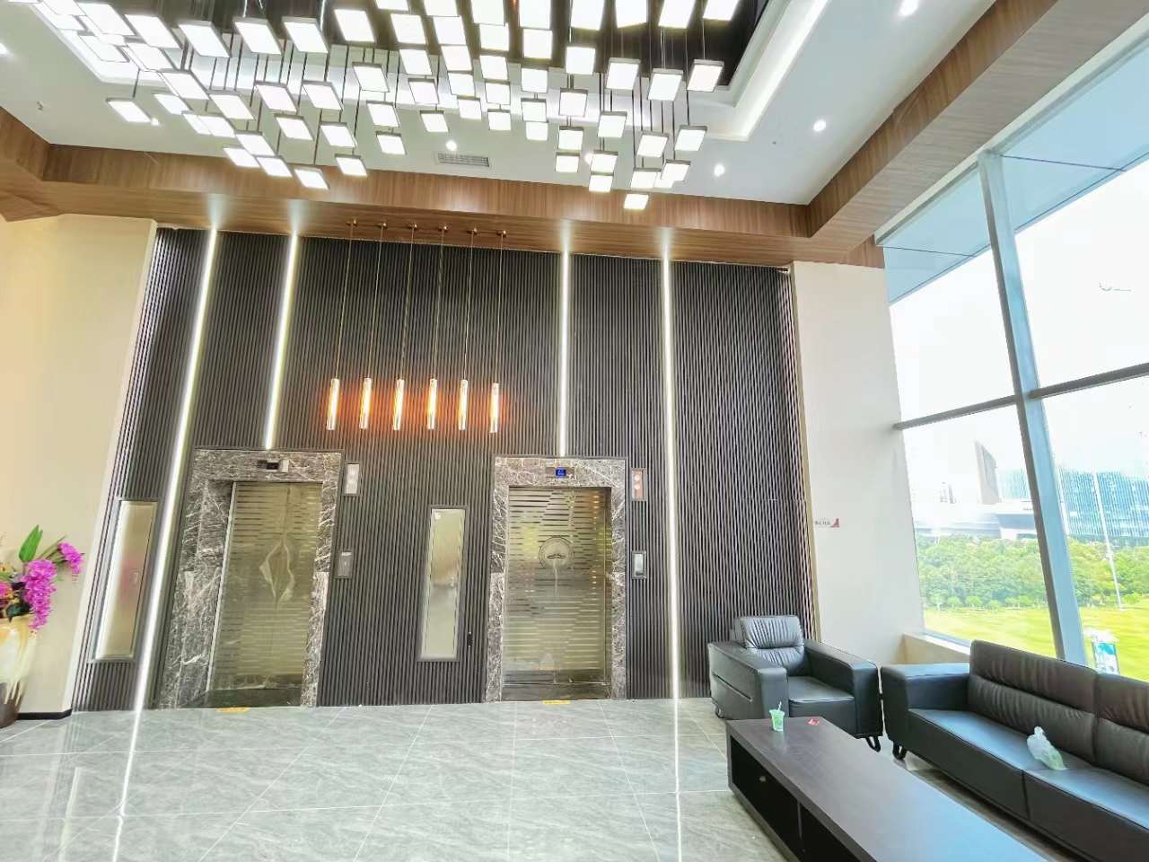 环球中心东区地铁口 890平跃层 带独立电梯  采光好 前台大气  精装带家具 先到先得办公室出租