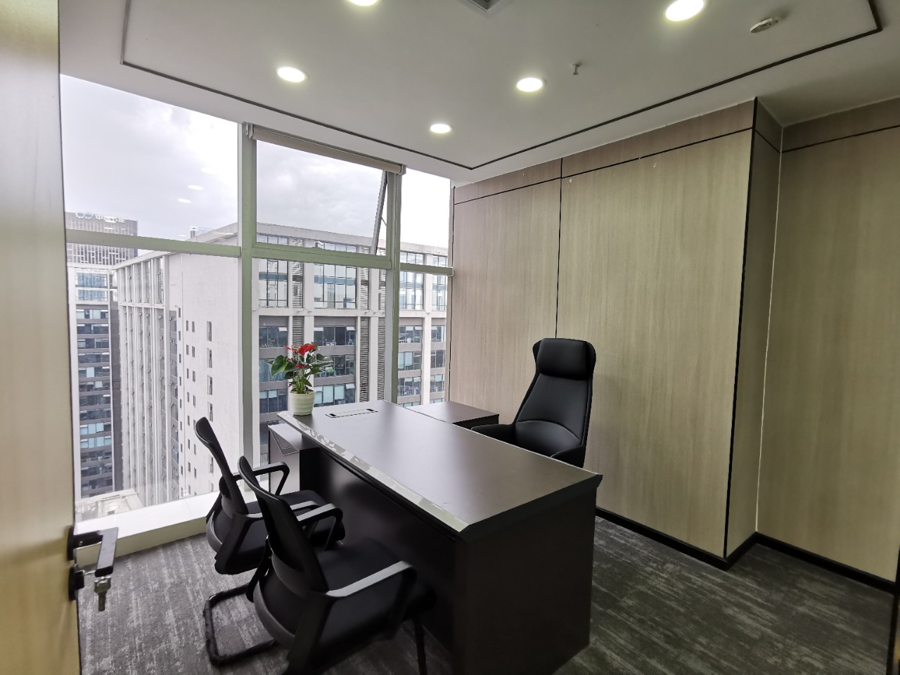 香年广场精装办公室高楼层小面积100平2隔间17工位采光好户型方正带全套办公家具