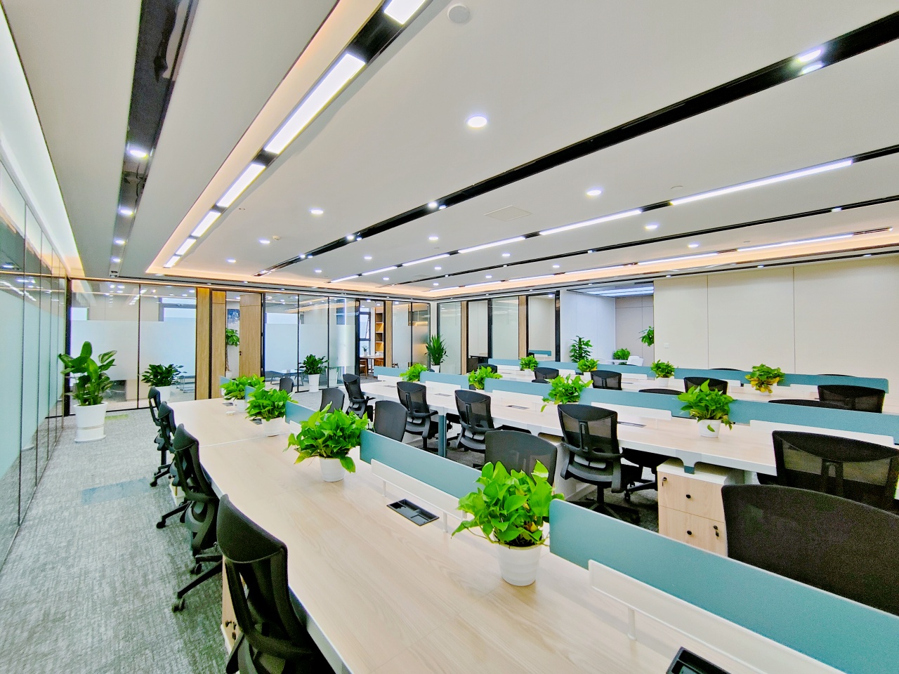 成都西站地铁口精装好房 385平 5隔间42工位+茶水间 空调无加时费 精装带家具 带共享配套 安格斯恒通中心办公室出租