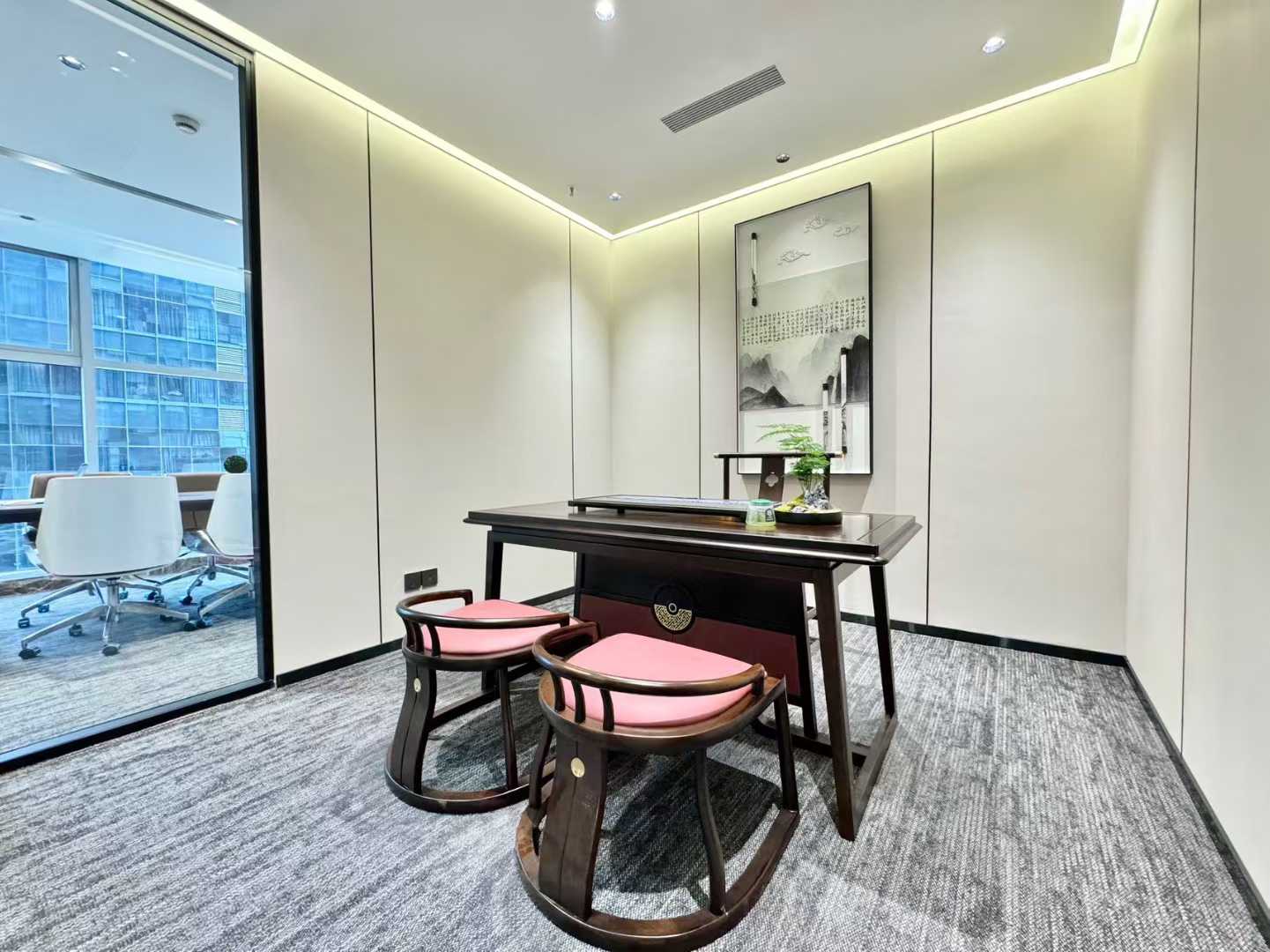 天府三街近地铁 低区大落地玻璃窗 电梯口 套租 5隔间28工位 精装带家具 装修新颖 香年广场办公室出租