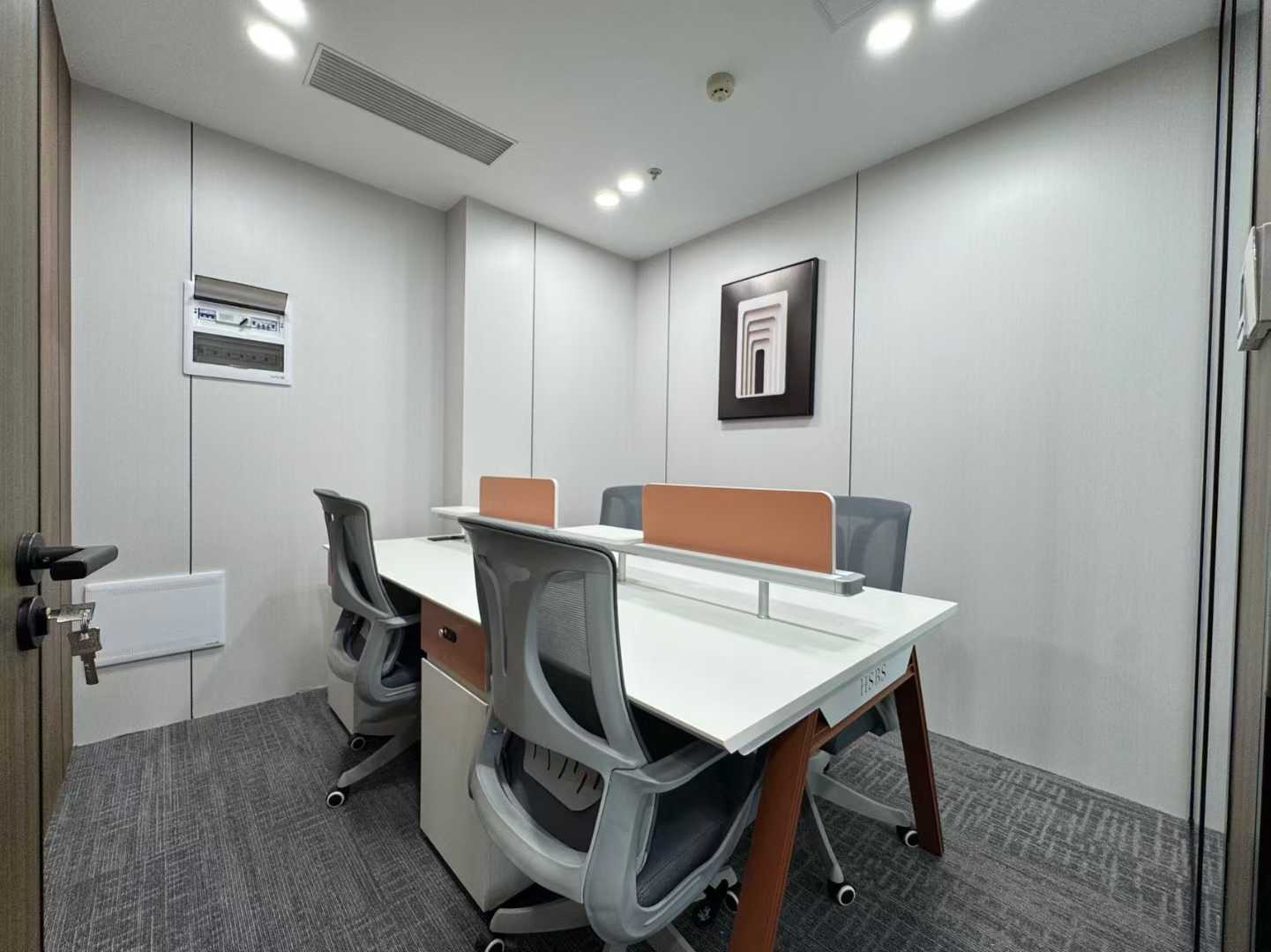 市中心春熙路商圈地铁口 282平方 4隔间27工位 工区24小时 大老板间商务配套齐全 银石广场办公室出租