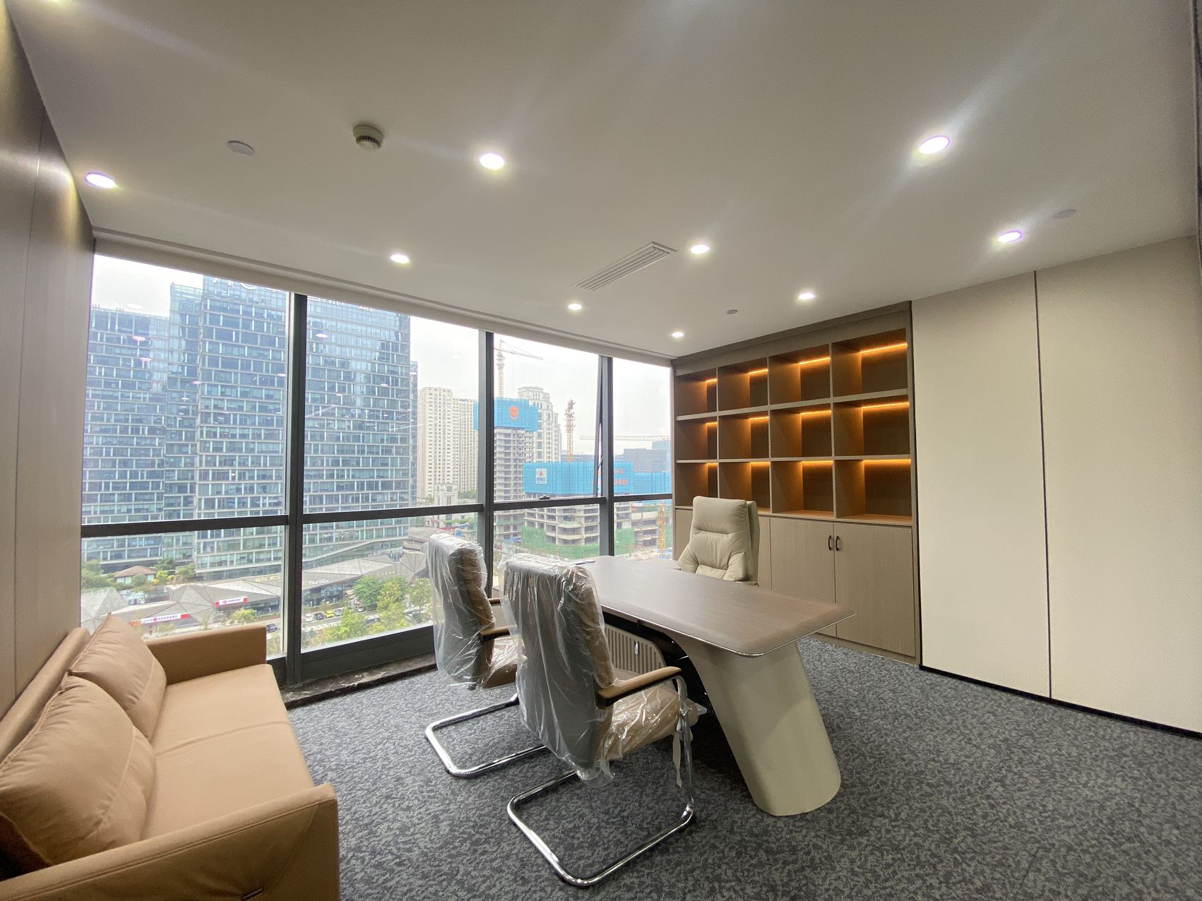 金融城甲级电梯口大户型 全新装修 538平方 8隔间45工位+1仓库 精装带家具 大气前台 东方希望中心办公室出租