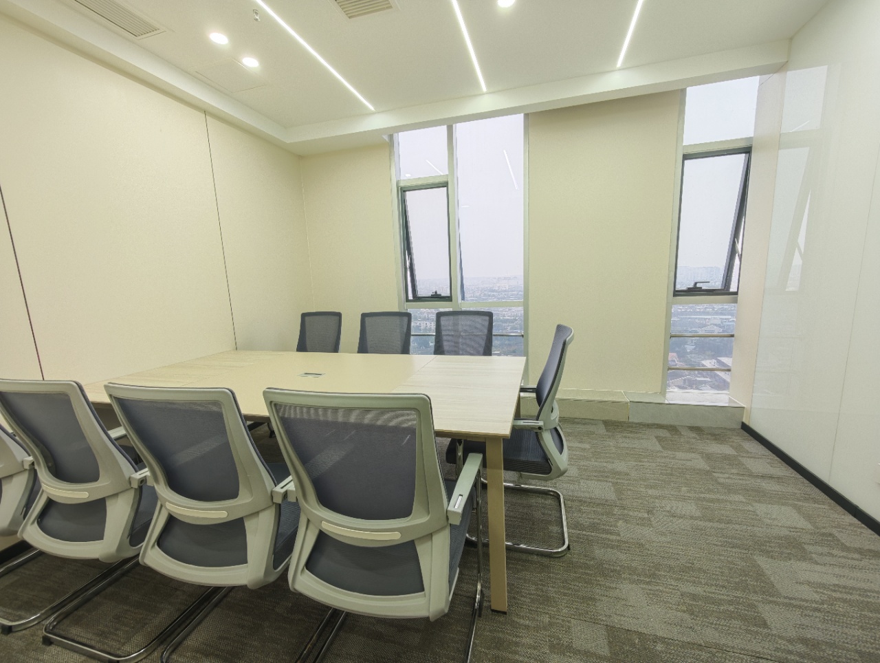 青羊区青羊宫地铁口 235.85平方 4隔间24工位 双面采光 整层打造 户型方正 西南朝向 浣花香大厦办公室出租